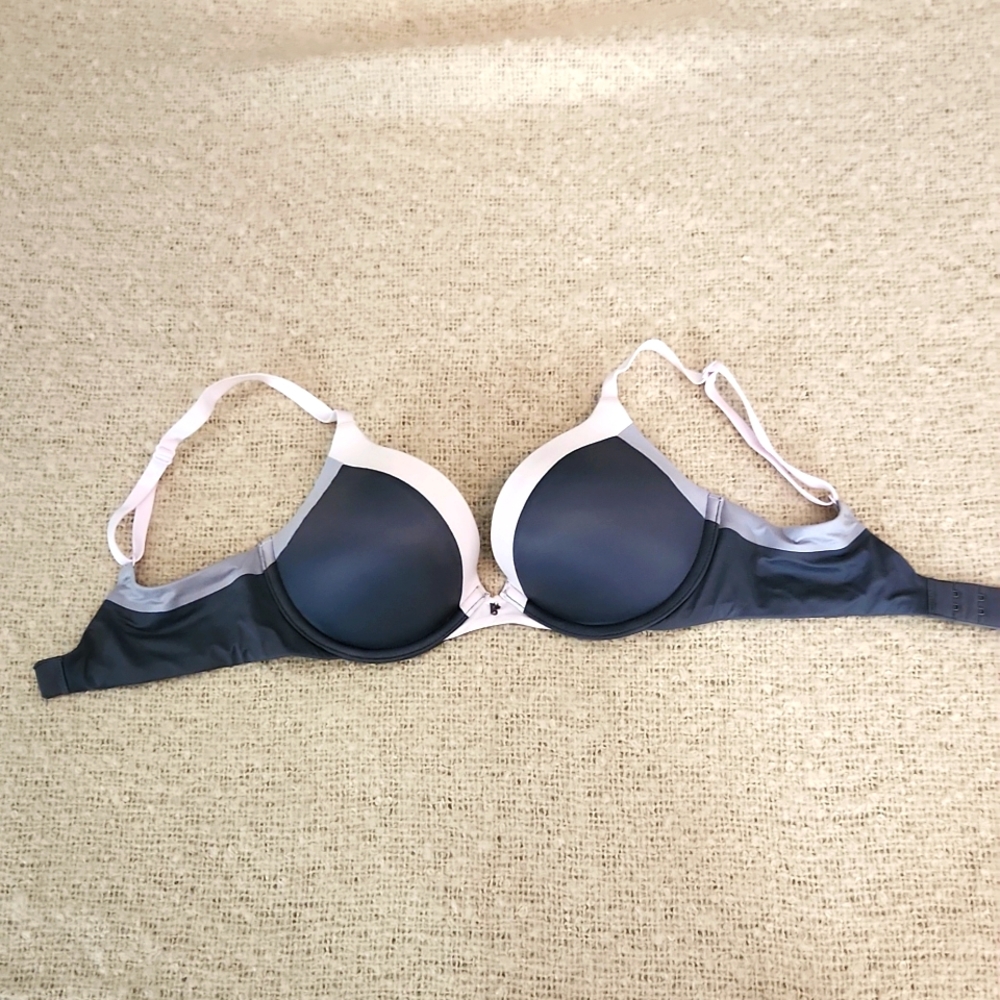 Victoria's Secret Fabulous plunge bra size 32D